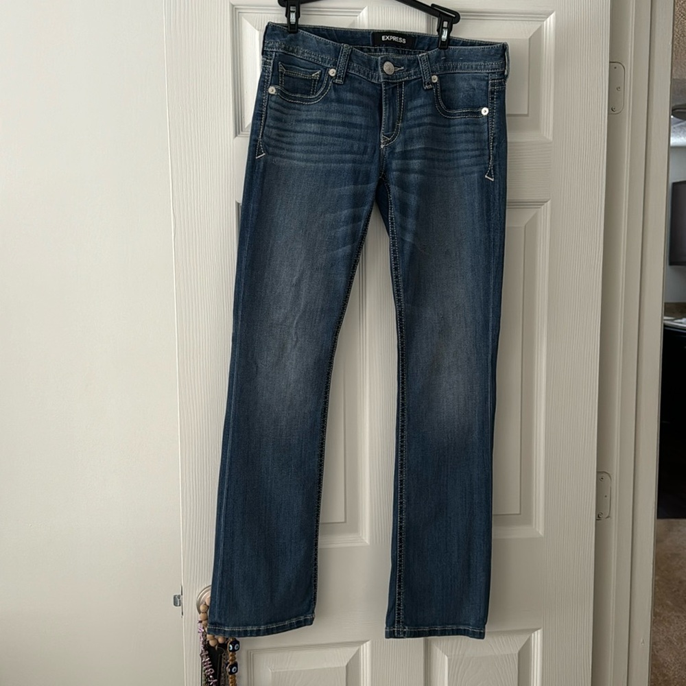Gently used condition - 6R Barely Boot Jeans with white stitching